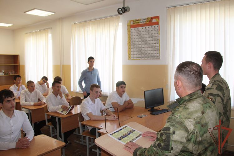 Военнослужащие Росгвардии провели профориентационное занятие с грозненскими школьниками