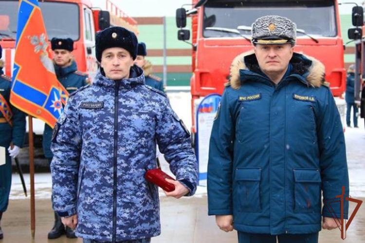 Глава МЧС России Александр Куренков наградил росгвардейцев за спасение ребенка на пожаре в Тверской области
