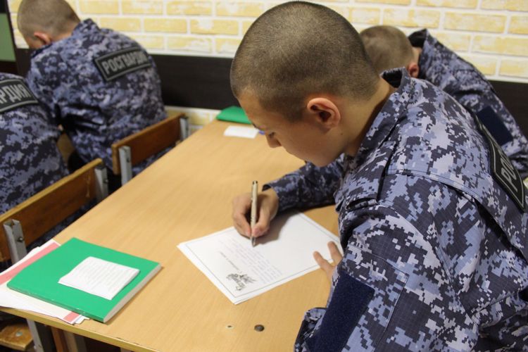 Военнослужащие и сотрудники Южного округа поддержали Всероссийскую акцию «С любовью к маме!»