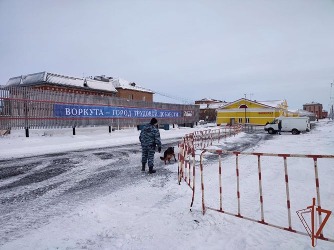 Сотрудники ОМОН Росгвардии обследовали прибывший в Воркуту новогодний поезд