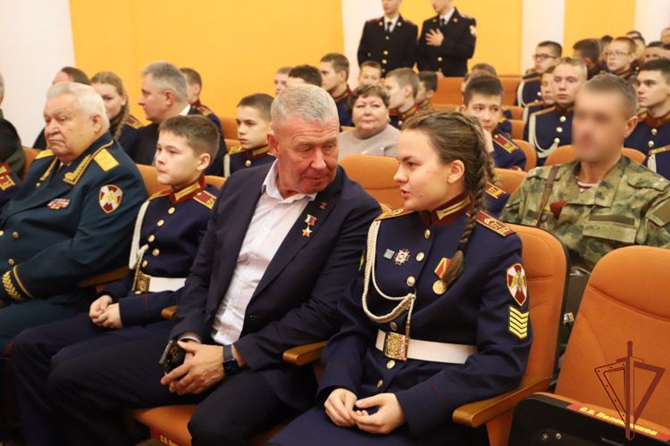 Генерал-лейтенант Алексей Воробьев вручил знамя учебного заведения начальнику Пермского президентского кадетского училища Росгвардии