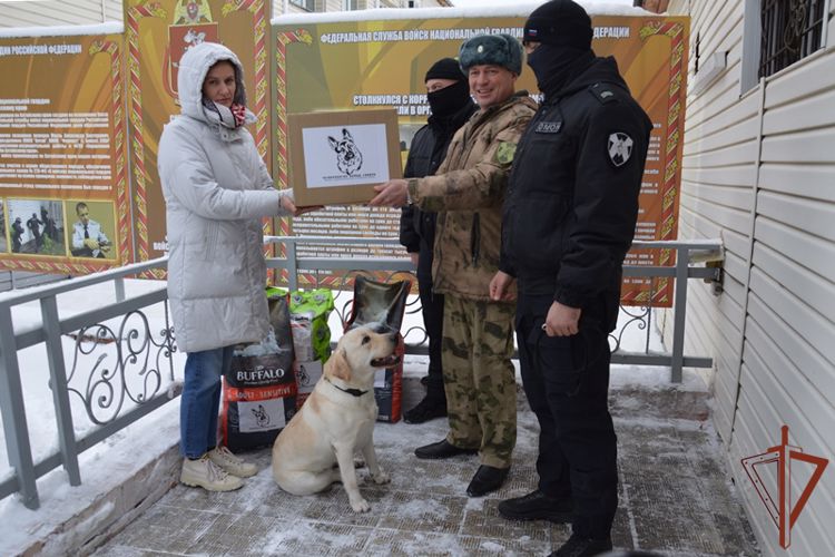 Партию медикаментов и специального корма для служебных собак Росгвардии передали волонтеры в Алтайском крае
