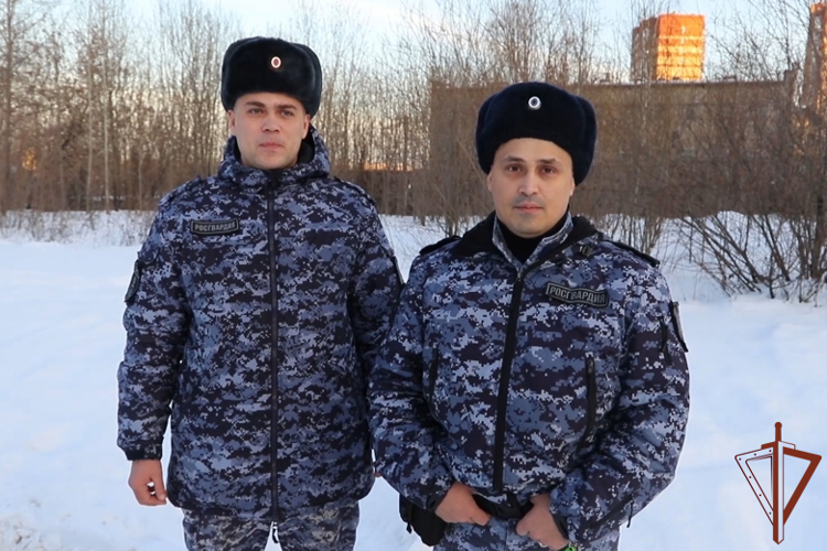 Росгвардейцы помогли замерзающей в мороз девушке в Перми