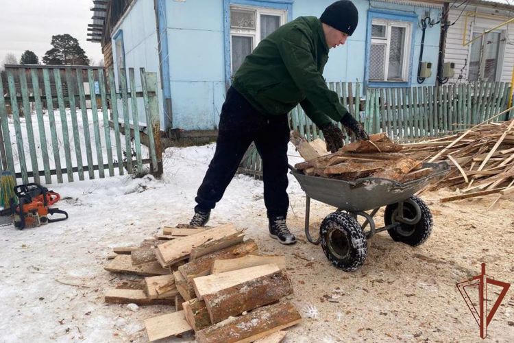 Росгвардейцы помогли семье погибшего сотрудника заготовить на зиму дрова в Томской области