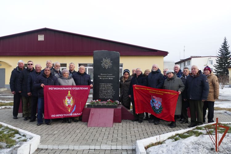 Росгвардейцы поздравили с праздником ветеранов войск правопорядка в Сибири