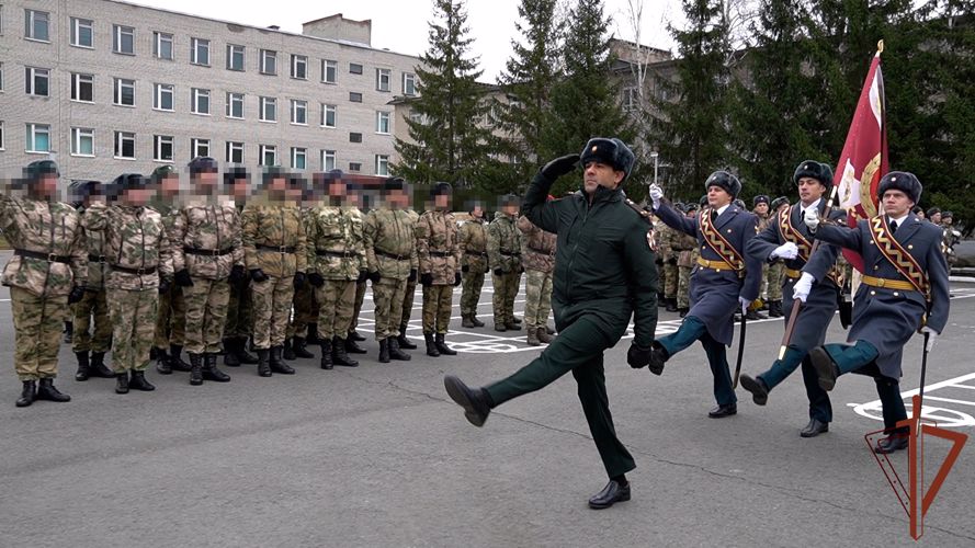 Трем воинским частям Росгвардии вручили Боевые знамена в Приволжье