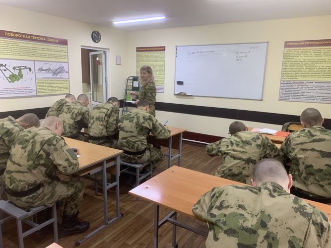 Военнослужащие и сотрудники Южного округа поддержали Всероссийскую акцию «С любовью к маме!» 