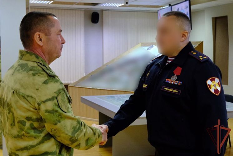 Военнослужащим и сотрудникам Уральского округа Росгвардии вручены государственные награды