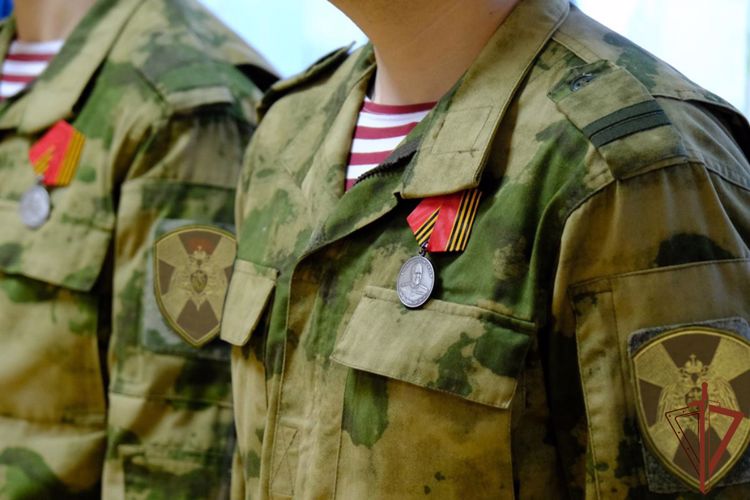 Военнослужащим и сотрудникам Уральского округа Росгвардии вручены государственные награды