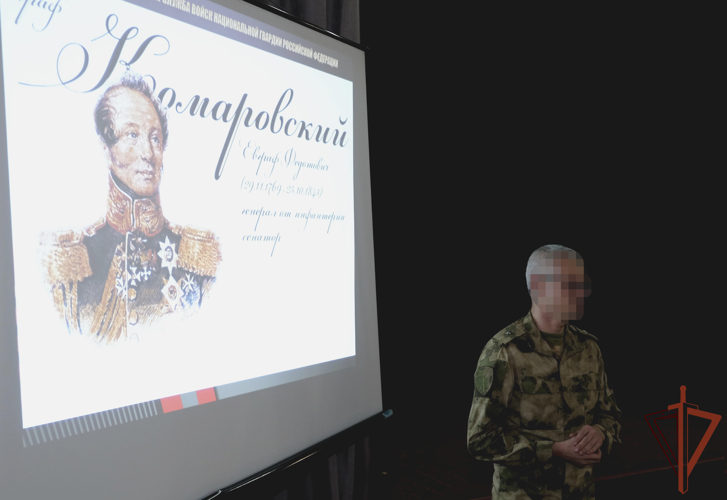 Офицеры Росгвардии рассказали о родоначальнике войск правопорядка школьникам в Запорожье 