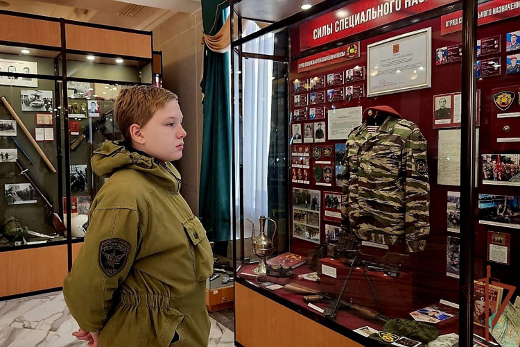 Росгвардейцы провели экскурсию по музею ОДОН им. Ф.Э. Дзержинского для воспитанника Росгвардии из Кузбасса 