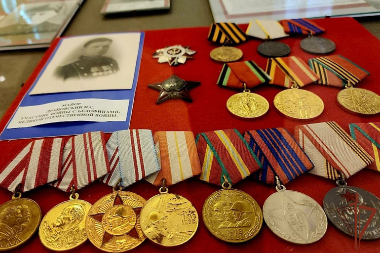 Росгвардейцы провели экскурсию по музею ОДОН им. Ф.Э. Дзержинского для воспитанника Росгвардии из Кузбасса 
