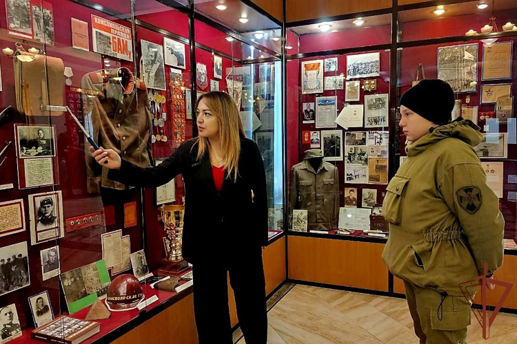 Росгвардейцы провели экскурсию по музею ОДОН им. Ф.Э. Дзержинского для воспитанника Росгвардии из Кузбасса 