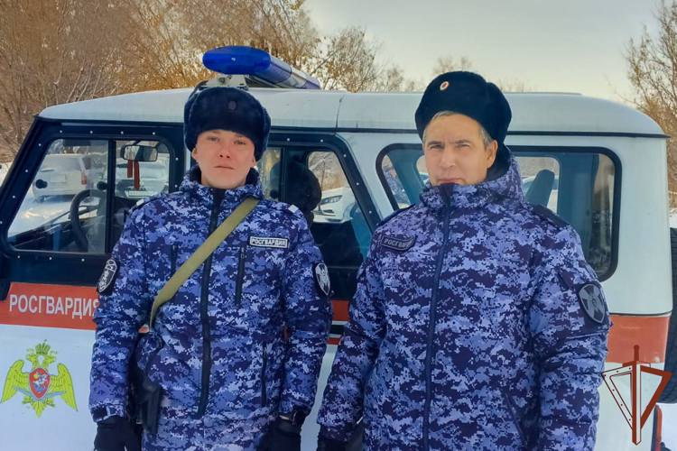 Росгвардейцы спасли мужчину во время пожара частного дома в Кузбассе