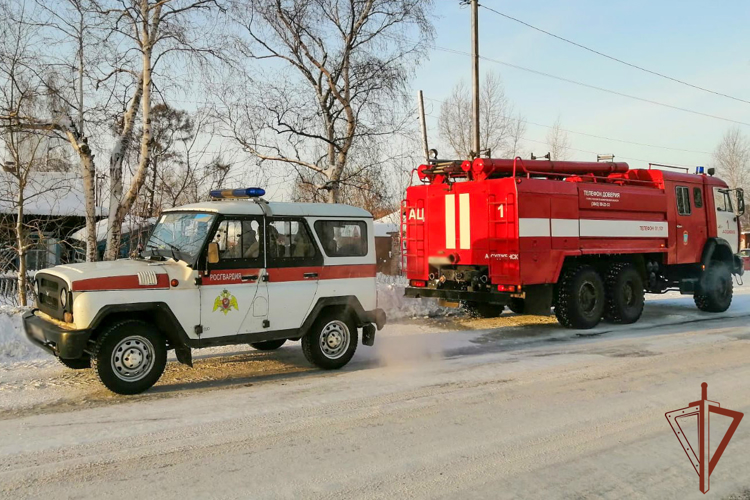 Росгвардейцы спасли мужчину во время пожара частного дома в Кузбассе