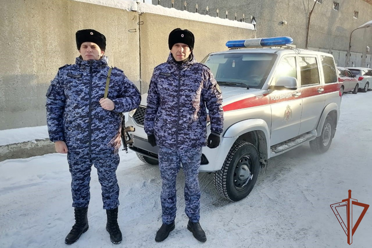Сотрудники Росгвардии оказал помощь водителю грузовика в Новосибирске