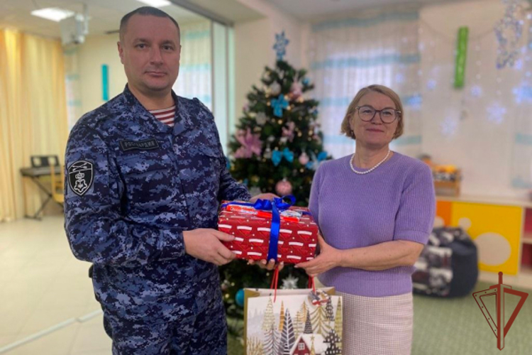 Росгвардия исполнила новогодние желания подопечных детского благотворительного фонда