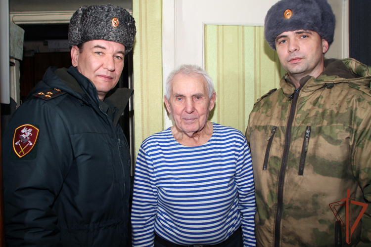 Заместитель командующего Приволжским округом Росгвардии поздравил ветеранов Великой Отечественной войны с Новым годом