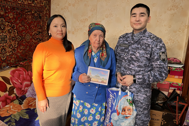 Росгвардия поздравила с 95-летним юбилеем ветерана вневедомственной охраны в Республике Тыва