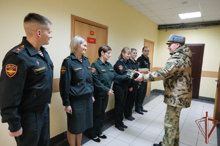  С Новым годом поздравили заступивших на боевое дежурство военнослужащих и сотрудников Уральского округа Росгвардии 