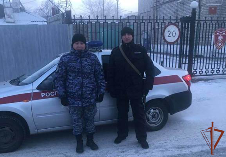 Сотрудники Росгвардии спасли семью из пожара в Забайкальском крае
