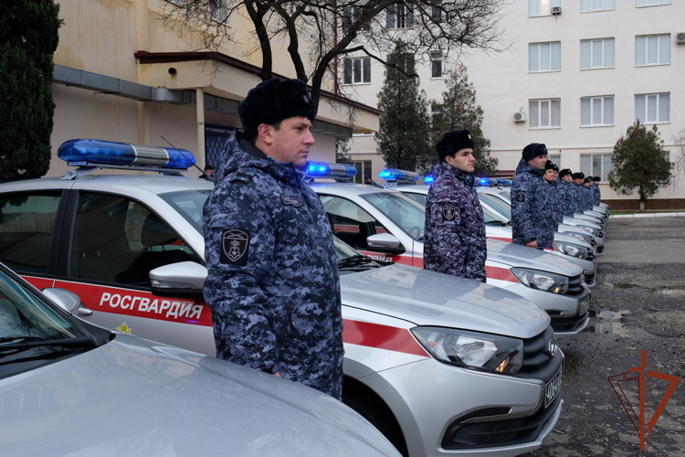 Росгвардейцам вручили ключи от новых служебных автомобилей в Дагестане