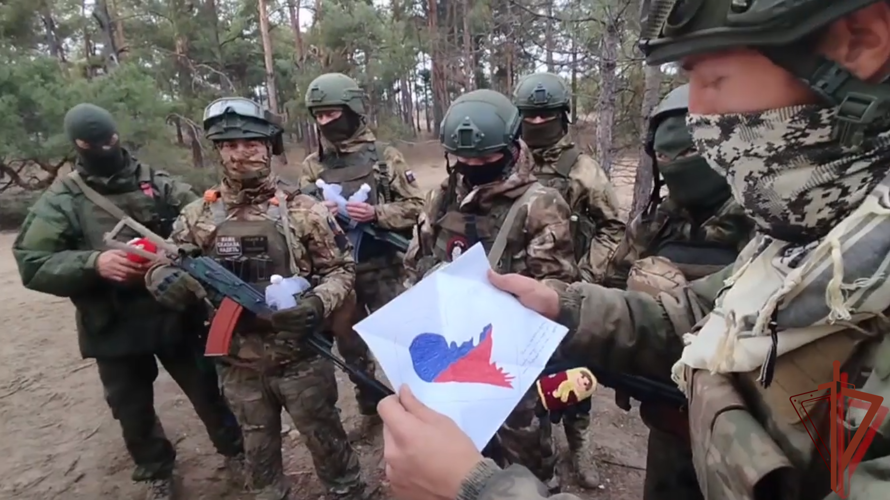 Росгвардейцы передали детские письма военнослужащим в зоне СВО