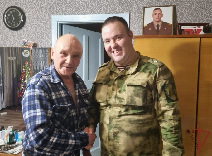 Дед Мороз специального назначения продолжает поздравлять детей по всему Уралу