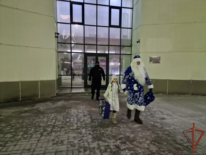 Росгвардейский Дед Мороз специального назначения поздравил детей в Тюмени и Югре (видео)