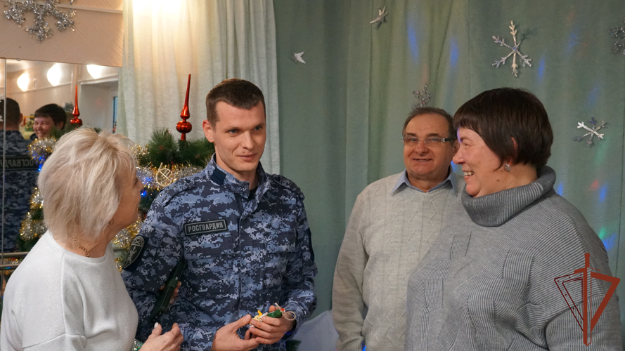 Росгвардейский Дед Мороз поздравил детей из Псковской области с наступающим праздником