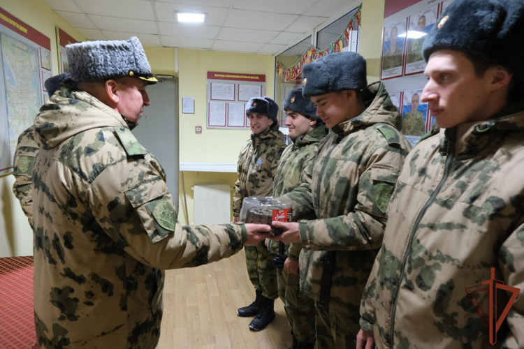  С Новым годом поздравили заступивших на боевое дежурство военнослужащих и сотрудников Уральского округа Росгвардии 