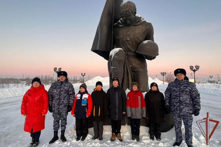 Росгвардия провела патриотические мероприятия ко Дню неизвестного солдата для подшефных кадет на Ямале