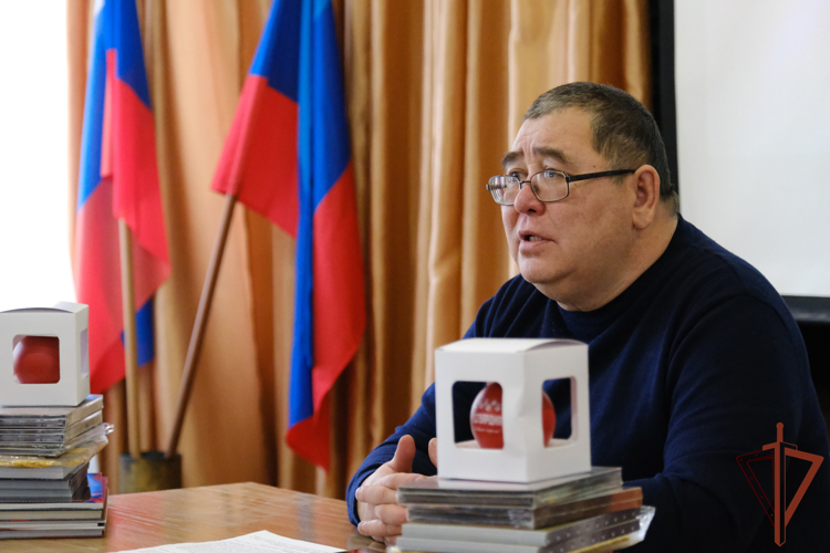 Росгвардейский Дед Мороз принёс подарки детям в ЛНР 