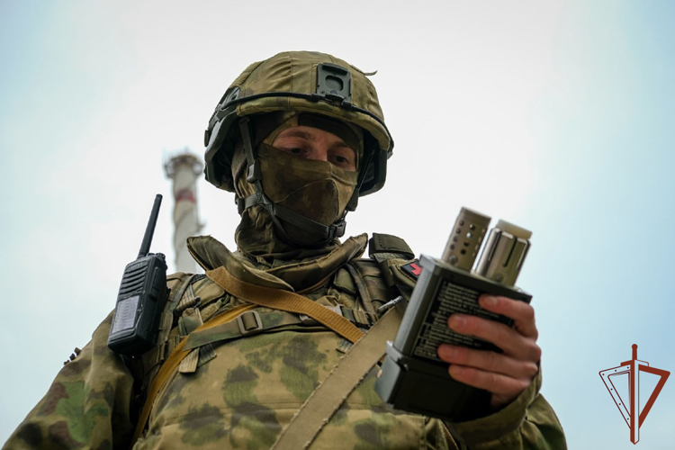 Росгвардейцы регулярно замеряют радиационный фон на территории Запорожской АЭС 