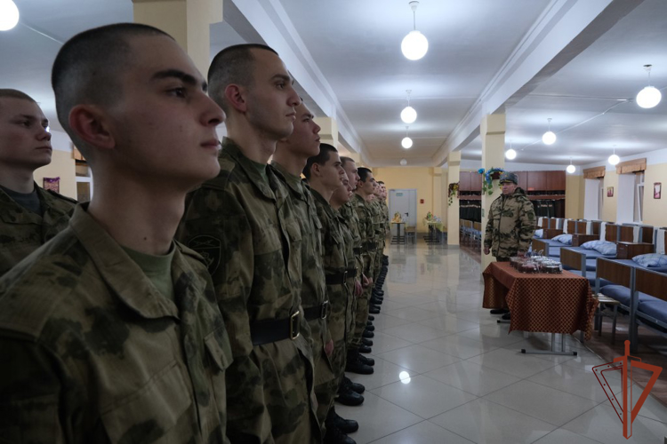  С Новым годом поздравили заступивших на боевое дежурство военнослужащих и сотрудников Уральского округа Росгвардии 