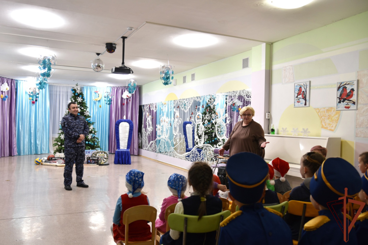 Росгвардейцы  поздравили с Новым годом воспитанников социально-реабилитационного центра в Удмуртии