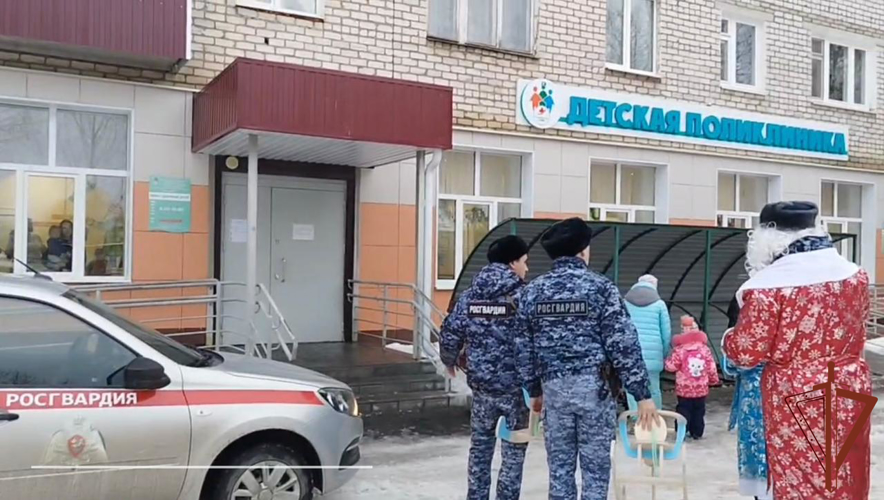 «Дед мороз специального назначения» поздравил юных уральцев с  наступающим Новым годом