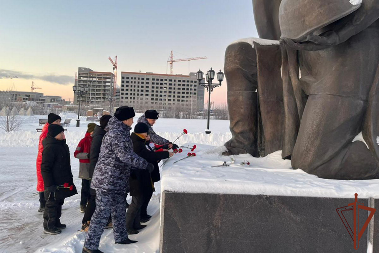 Росгвардия провела патриотические мероприятия ко Дню неизвестного солдата для подшефных кадет на Ямале