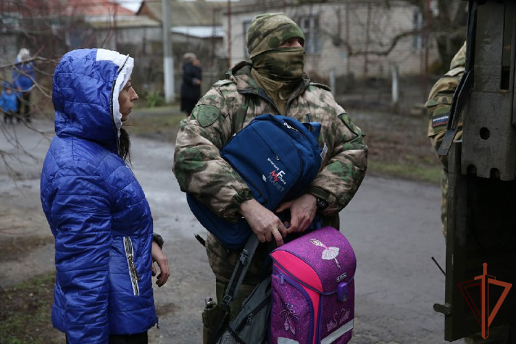 В преддверии Нового года росгвардейцы оказали адресную помощь в ДНР (видео)