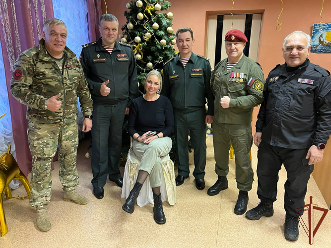 Нижегородские росгвардейцы поздравили воспитанников первого санаторного детского дома с наступающим Новым годом