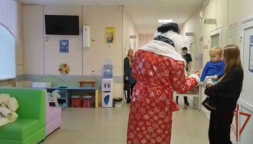 «Дед мороз специального назначения» поздравил юных уральцев с  наступающим Новым годом