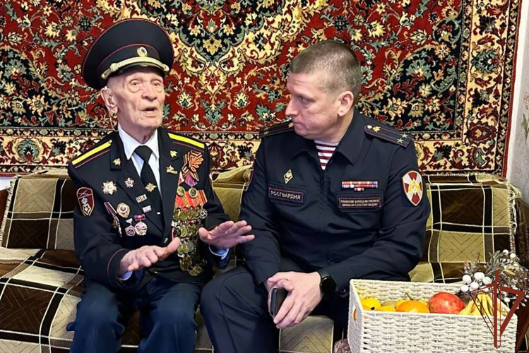 Росгвардейцы - участники акции «С Новым годом, ветеран!» навестили 98-летнего ветерана в Ростове-на-Дону