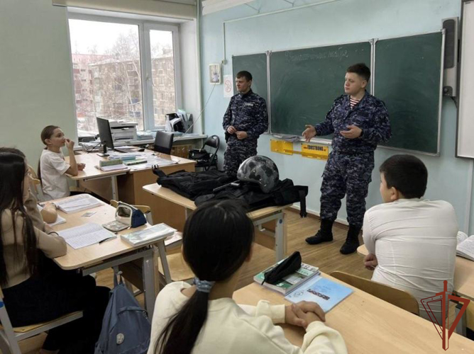 Росгвардейцы на Урале приняли участие в посвященных Дню Конституции России мероприятиях