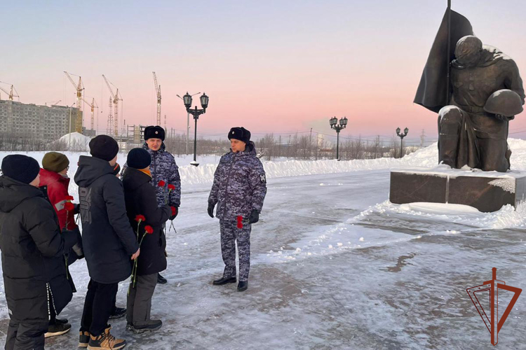 Росгвардия провела патриотические мероприятия ко Дню неизвестного солдата для подшефных кадет на Ямале