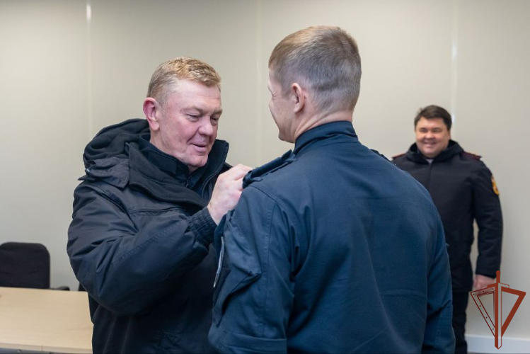 Генерал-полковник Владислав Ершов и генерал-полковник полиции Сергей Лебедев передали служебные автомобили и вручили награды сотрудникам СОБР «Рысь» Росгвардии (видео)