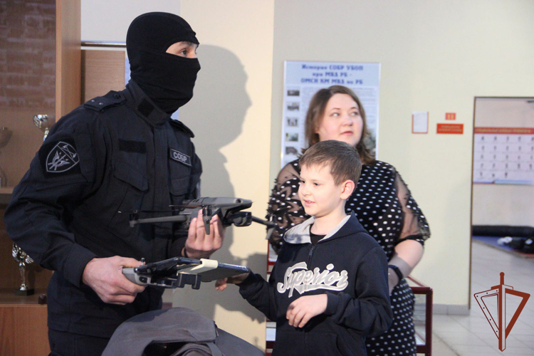 В рамках всероссийской акции "Елка желаний" директор Росгвардии генерал армии Виктор Золотов помог осуществить мечту мальчику из Башкортостана