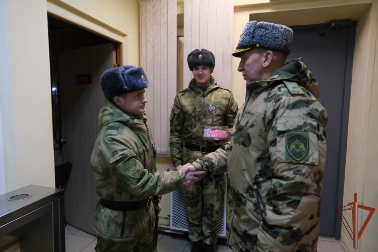  С Новым годом поздравили заступивших на боевое дежурство военнослужащих и сотрудников Уральского округа Росгвардии 