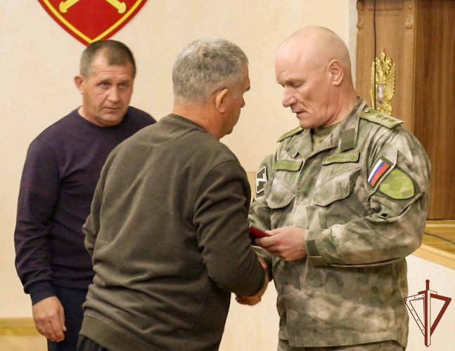 Командующий Северо-Кавказским округом Росгвардии передал госнаграду семье погибшего военнослужащего