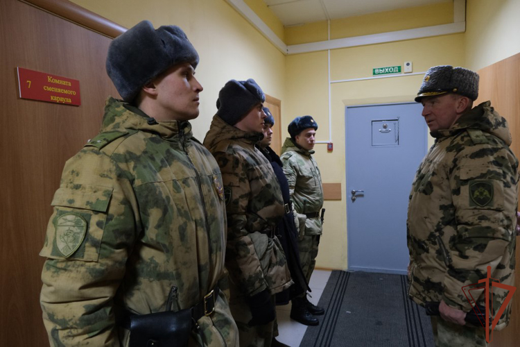  С Новым годом поздравили заступивших на боевое дежурство военнослужащих и сотрудников Уральского округа Росгвардии 
