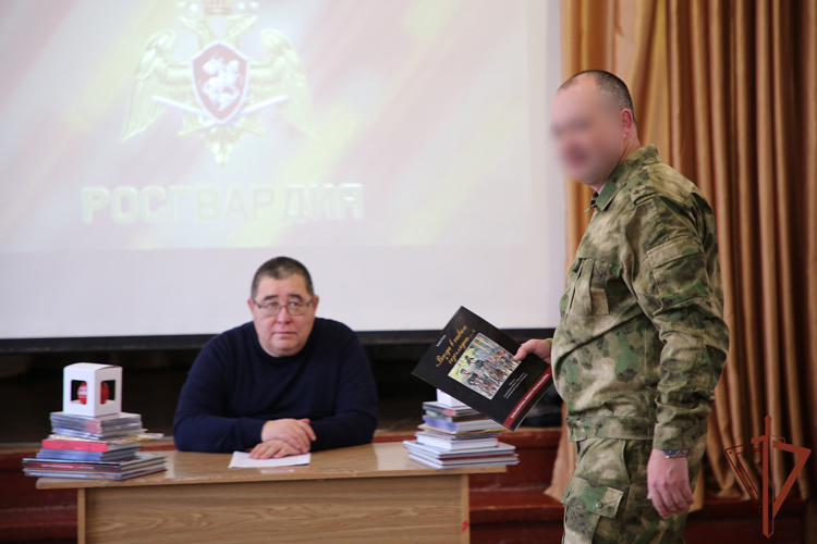 Росгвардейский Дед Мороз принёс подарки детям в ЛНР 